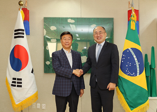 신상진 성남시장이 20일 상파울루 총영사관에서 황인상 총영사를 만나 관내 기업의 중남미 진출 방안을 모색했다./사진제공=성남시